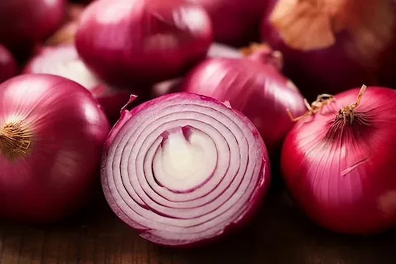 پیاز فصل‌ کوتاه درشت و طعمی تیز و طول عمر بالا